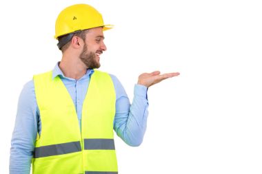 Beyaz arka plan üzerinde izole bir şey işaret mutlu profesyonel mühendis.