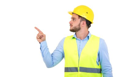 Beyaz arka plan üzerinde izole bir şey işaret mutlu profesyonel mühendis.