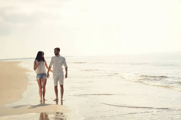 Feliz diversión playa vacaciones pareja caminando juntos riendo divertirse en destino de viaje. —  Fotos de Stock