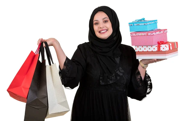 Donna araba che trasporta borse della spesa e scatole regalo isolate su bianco — Foto Stock