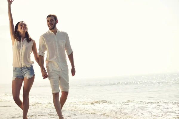 Feliz diversión playa vacaciones pareja caminando juntos riendo divertirse en destino de viaje. —  Fotos de Stock