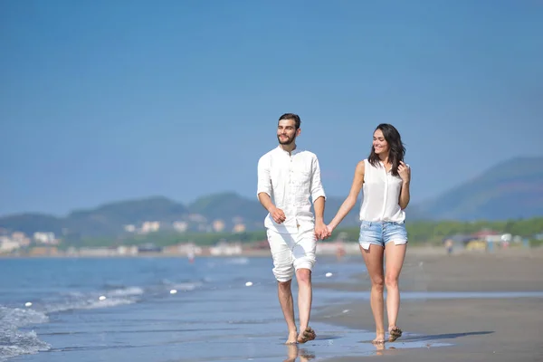 Pasangan muda yang bahagia di pantai putih saat liburan musim panas — Stok Foto