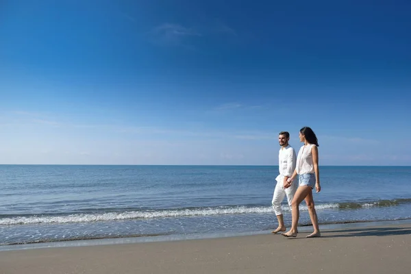 Junges glückliches Paar am weißen Strand im Sommerurlaub — Stockfoto