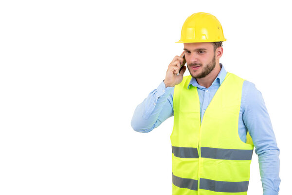 Разгневанный молодой инженер-строитель кричит по телефону
