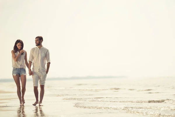 Happy fun strand vakanties paar wandelen samen lachen plezier op de reisbestemming. — Stockfoto