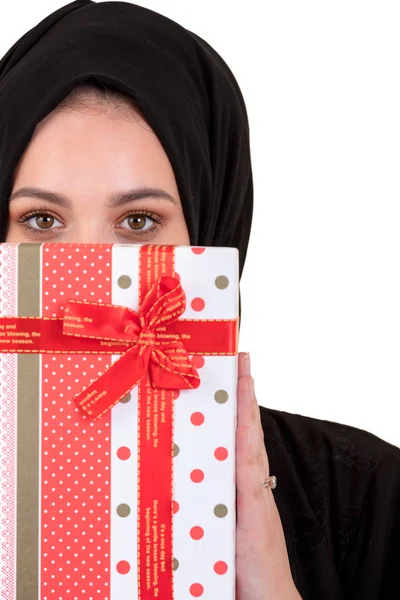 Счастливая молодая мусульманка с подарочной коробкой изолированы на белом фоне — стоковое фото