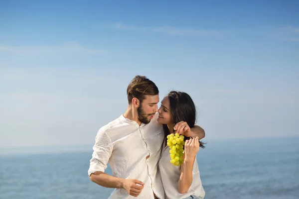 Joven feliz pareja teniendo fecha en la orilla del mar — Foto de Stock