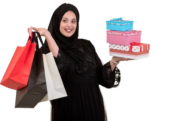 アラビア女性キャリー ショッピング バッグ、ギフト ボックスが白で隔離 — ストック写真