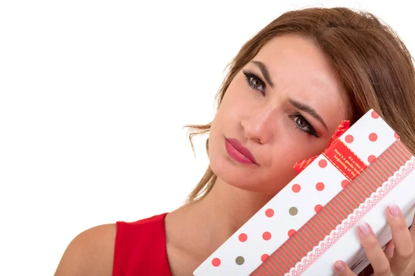 Πορτρέτο της casual νεαρή ευτυχισμένη χαμογελαστή γυναίκα κατέχουν κόκκινο κουτί δώρου. Μεμονωμένο στούντιο φόντο θηλυκό μοντέλο. — Φωτογραφία Αρχείου