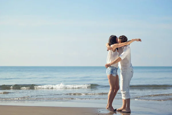 Romantisk, ungt par på stranden som kysser . – stockfoto