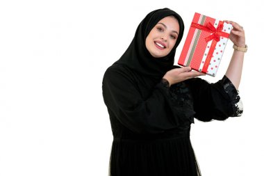 mutlu genç Müslüman kadın alışveriş çantası ve beyaz arka plan üzerinde izole hediye kutuları