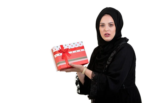 Heureuse jeune femme musulmane avec sac à provisions et boîtes-cadeaux isolées sur fond blanc — Photo