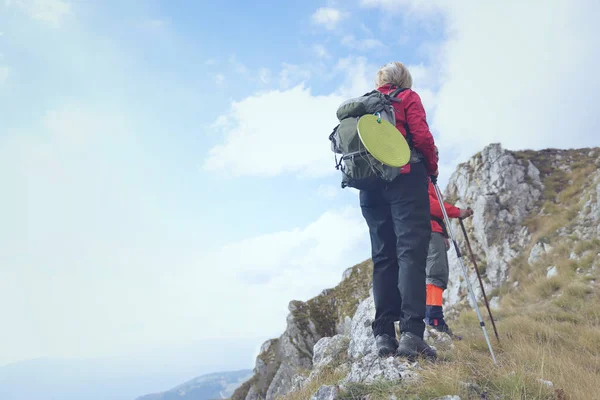 Active Couple On Hike In Beautiful Countryside — Stock Photo, Image