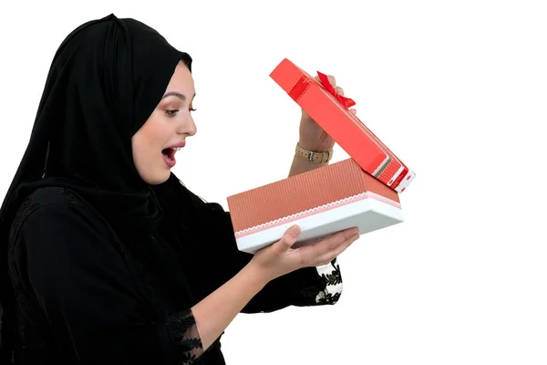 Счастливая молодая мусульманка с сумкой и подарочные коробки изолированы на белом фоне — стоковое фото