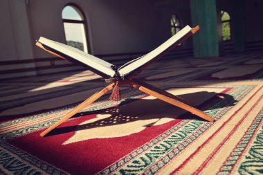 Kur'an-ı Kerim cami - namaz için açık