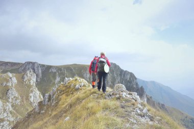Aktif çift güzel kırsal zam üzerinde