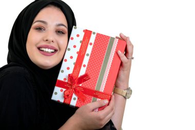 mutlu genç Müslüman kadın alışveriş çantası ve beyaz arka plan üzerinde izole hediye kutuları