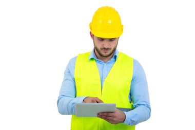 tablet PC beyaz izole, çalışan yakışıklı mühendisi