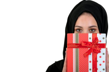 Hediye kutusu beyaz arka plan üzerinde izole mutlu genç Müslüman kadınla