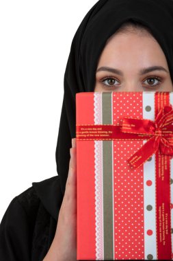 Hediye kutusu beyaz arka plan üzerinde izole mutlu genç Müslüman kadınla