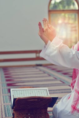 Camii iç arka plan ile dua Müslüman halkının el