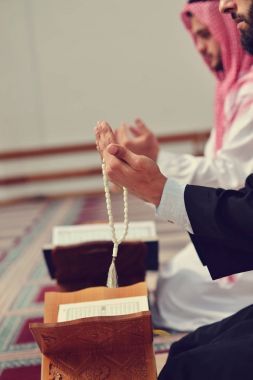 İki dindar Müslüman camide birlikte dua ediyor.