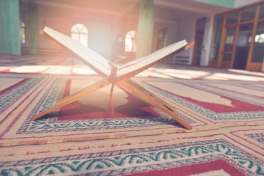 Kur'an-ı Kerim cami - namaz için açık