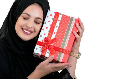 mutlu genç Müslüman kadın alışveriş çantası ve beyaz arka plan üzerinde izole hediye kutuları