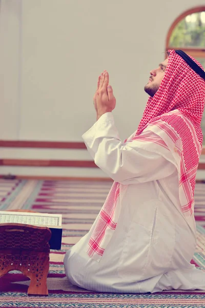 Religieuze moslim bidt in de moskee — Stockfoto