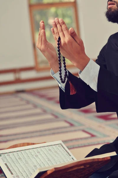 Mão de pessoas muçulmanas orando com fundo interior mesquita — Fotografia de Stock