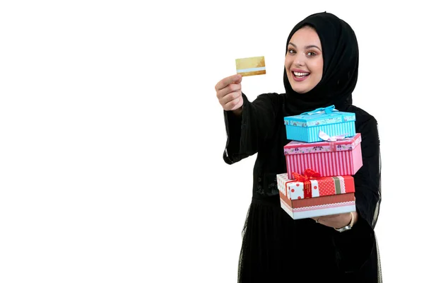 Heureuse jeune femme musulmane avec sac à provisions et boîtes-cadeaux isolées sur fond blanc — Photo