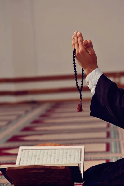 回教人民的手祈祷与清真寺内部背景 — 图库照片