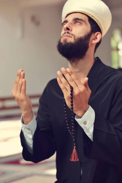 Religioso muçulmano homem orando dentro da mesquita — Fotografia de Stock