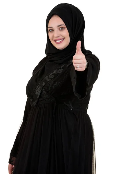 Giovane donna che indossa hijab abbigliamento arabo tradizionale — Foto Stock