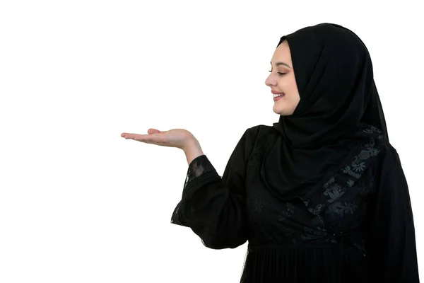 Foto studio wanita muda mengenakan pakaian tradisional Arab. Dia memegang tangannya ke samping. — Stok Foto