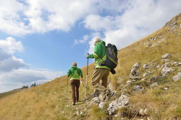 Senior turist par vandring i de vackra bergen — Stockfoto
