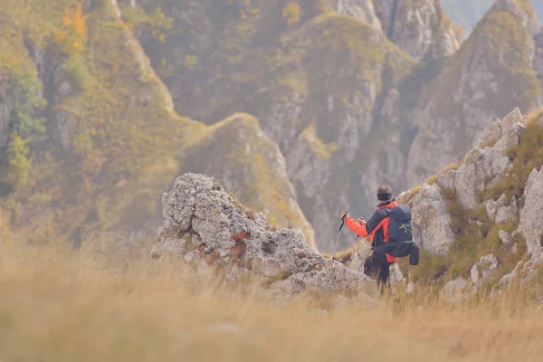 Turista com mochilas em uma trilha de montanha — Fotografia de Stock