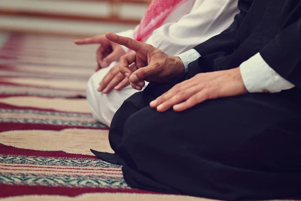 Dois muçulmanos religiosos rezando juntos dentro da mesquita — Fotografia de Stock