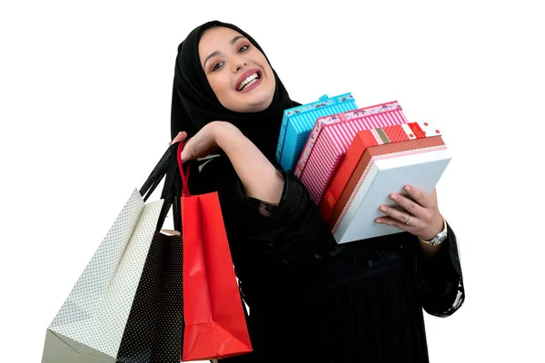 Boldog fiatal muzulmán nő bevásárló táska, és elszigetelt fehér háttér felett díszdobozok — Stock Fotó