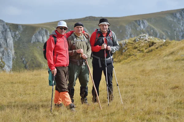 Turist bir dağ izinde sırt çantaları ile grup — Stok fotoğraf