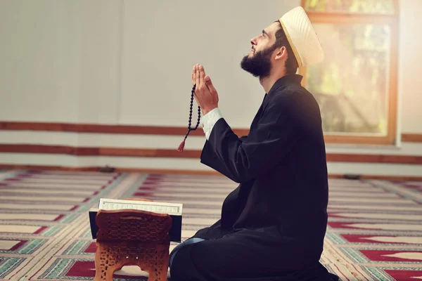 Religioso muçulmano homem orando dentro da mesquita — Fotografia de Stock