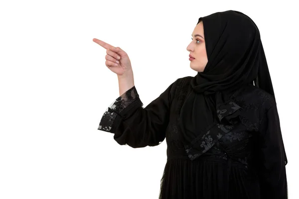 아랍 전통 옷을 입고 젊은 여자의 스튜디오 샷. 옆에 그녀의 손을 잡고 있 대 요 — 스톡 사진