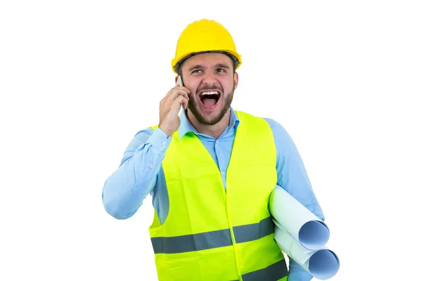 Разгневанный молодой инженер-строитель кричит по телефону — стоковое фото