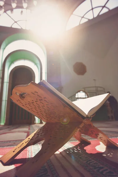 Alcorão na mesquita - aberto para orações — Fotografia de Stock