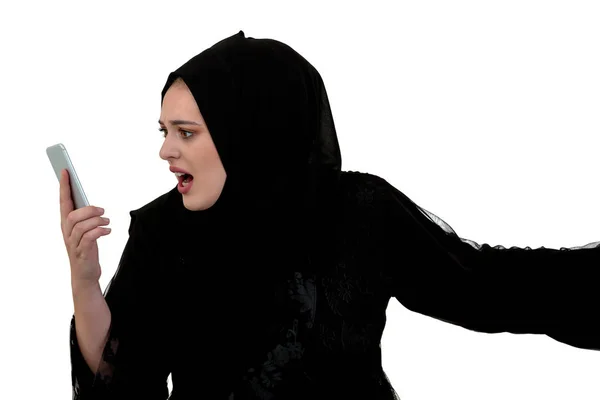 Όμορφη νεαρή μουσουλμάνα φορούν χιτζάμπ με κάνουν ευτυχισμένο πρόσωπο μια κλήση χρησιμοποιώντας το κινητό της τηλέφωνο — Φωτογραφία Αρχείου