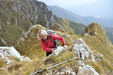 açık hava etkinliği zevk mutlu üst düzey kadın uzun yürüyüşe çıkan kimse