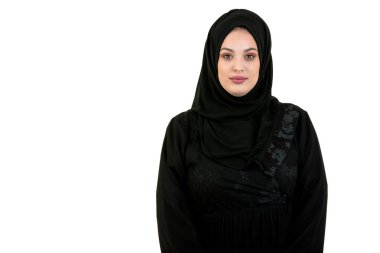 Genç kadın giyiyor geleneksel Arapça giyim Tesettür