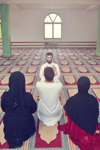 Menina muçulmana e o homem se casam por tradições muçulmanas — Fotografia de Stock