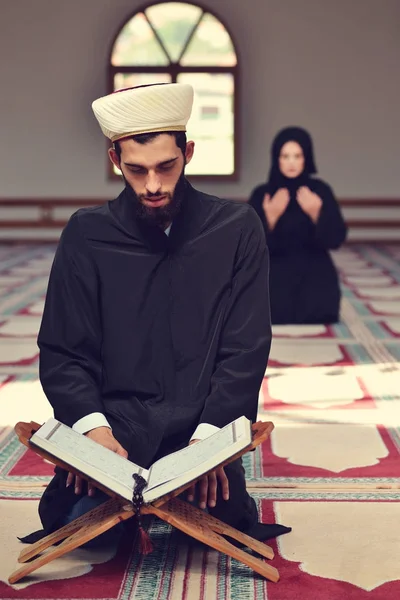 Muçulmano homem e mulher orando por Deus na mesquita juntos — Fotografia de Stock