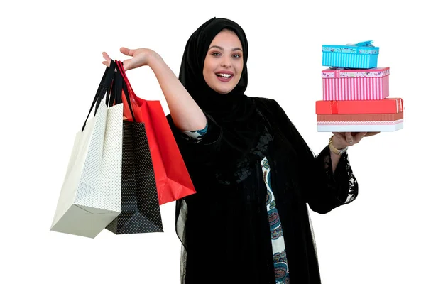 Jovem mulher muçulmana feliz com saco de compras e caixas de presente isoladas sobre fundo branco — Fotografia de Stock